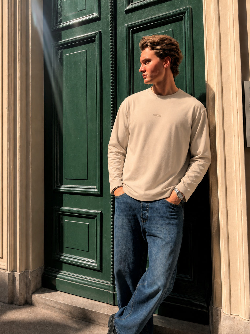 MIKLN T 03 beige long sleeve gedragen op straat, relaxed fit