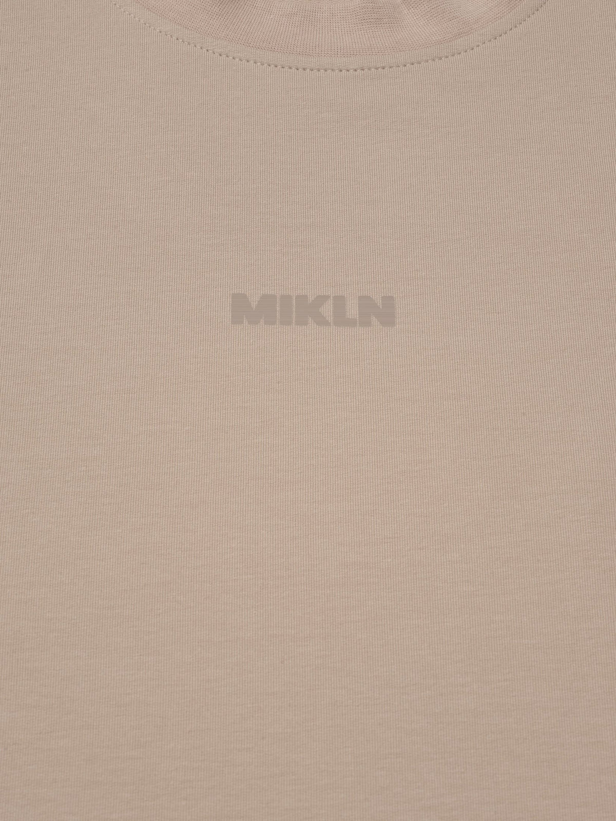 MIKLN T 03 beige long sleeve close-up van de nekprint