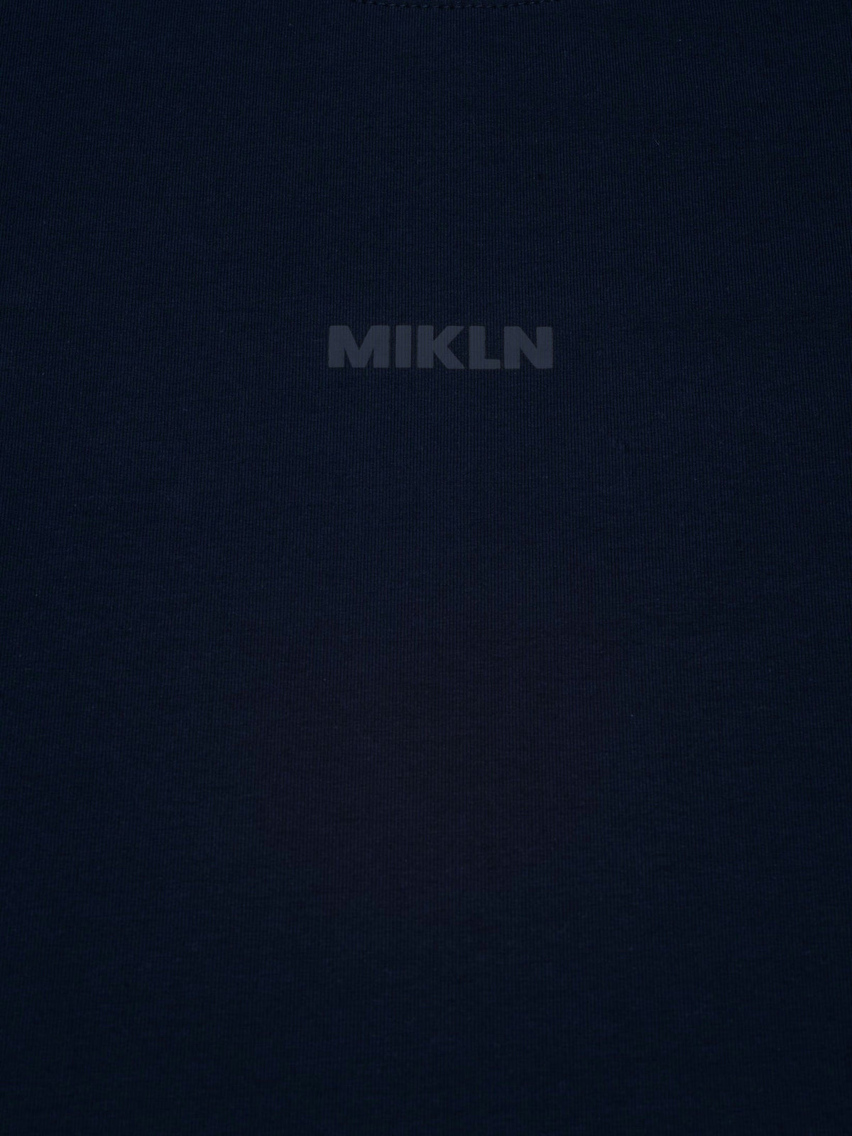 MIKLN T 03 navy long sleeve close-up van de nekprint