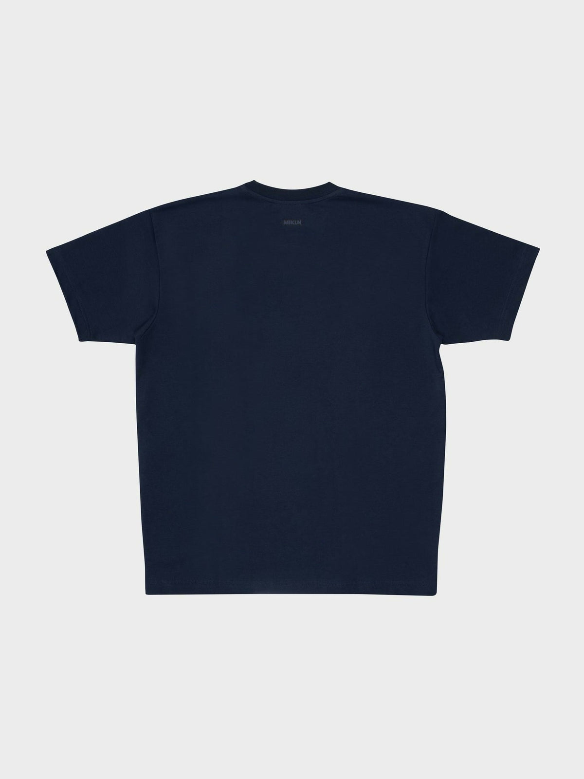 MIKLN T 02 navy T-shirt achteraanzicht met ton-sur-ton logo bij de nek