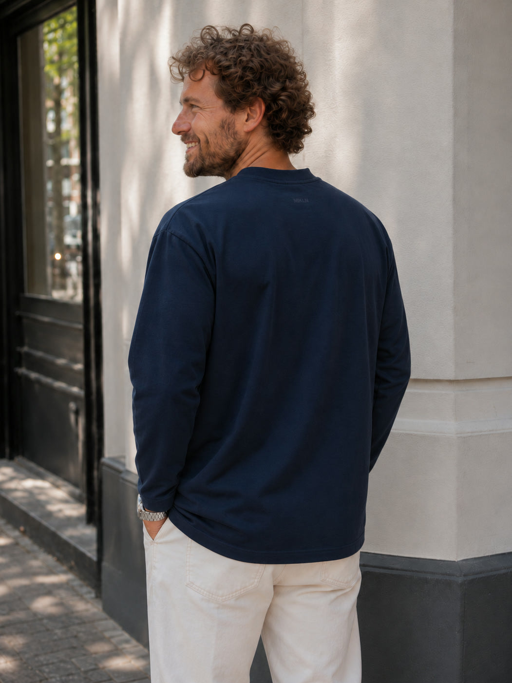 MIKLN T 03 navy long sleeve achterkant, val van de relaxed fit