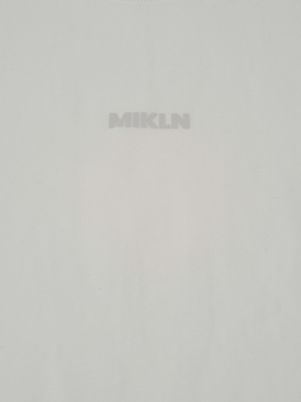 MIKLN T 02 off white T-shirt detail van de stof en het logo