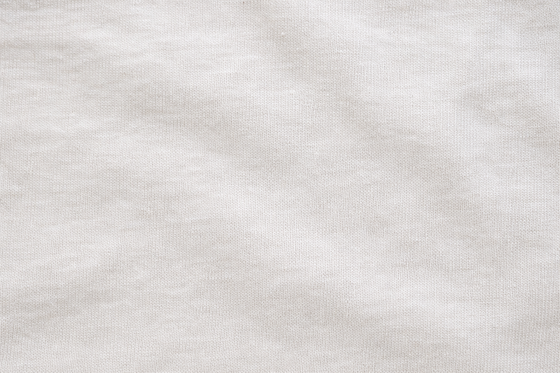 Close-up van de zware jersey-stof van een MIKLN T-shirt
