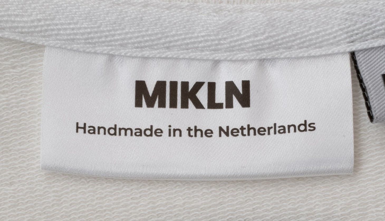 MIKLN neklabel hero over-ons mobiel v3, label centraal