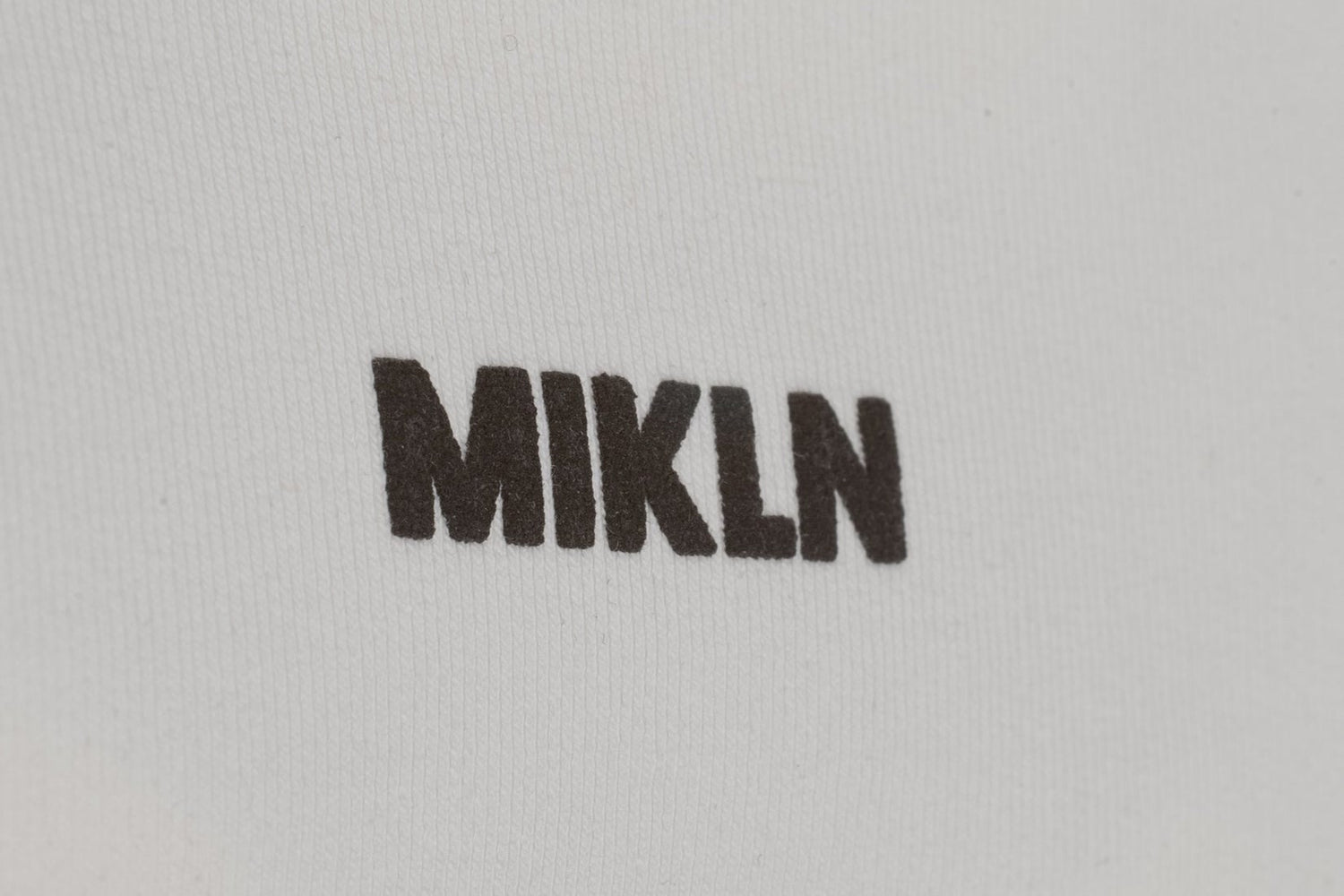 MIKLN puffy logoprint detail op off-white shirt