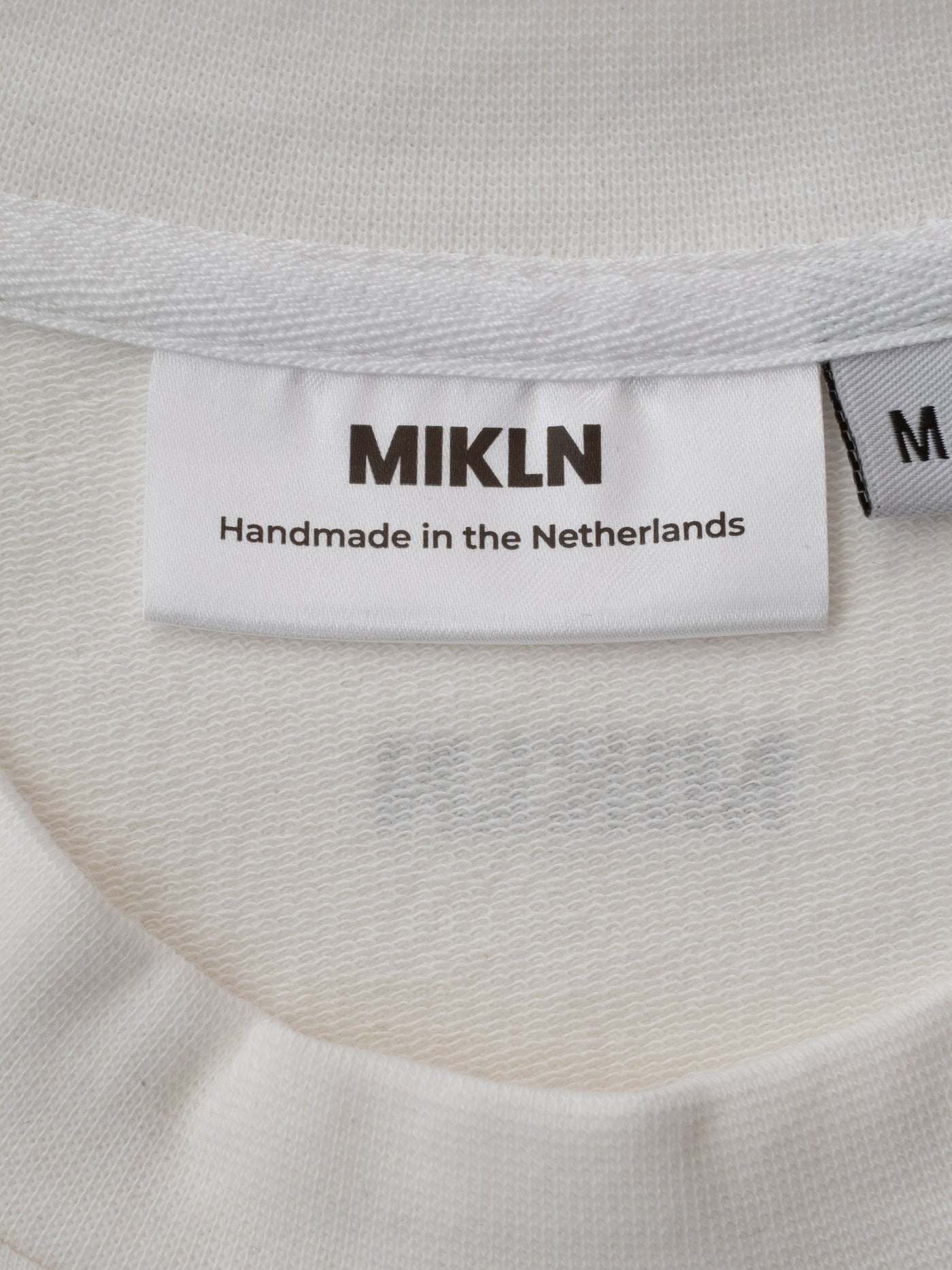 MIKLN Original T-shirt in off-white, premium stof, handgemaakt in Nederland