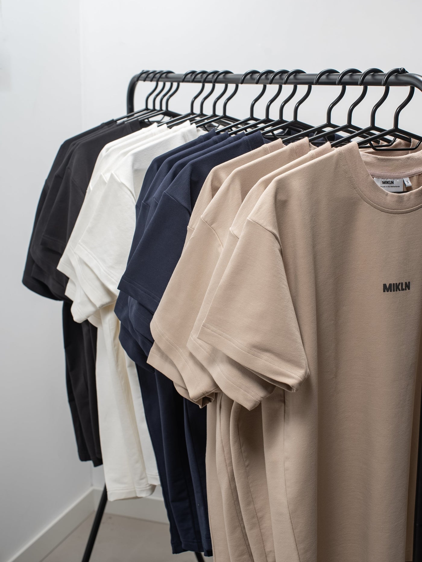 MIKLN Original T-shirt in off-white, premium stof, handgemaakt in Nederland