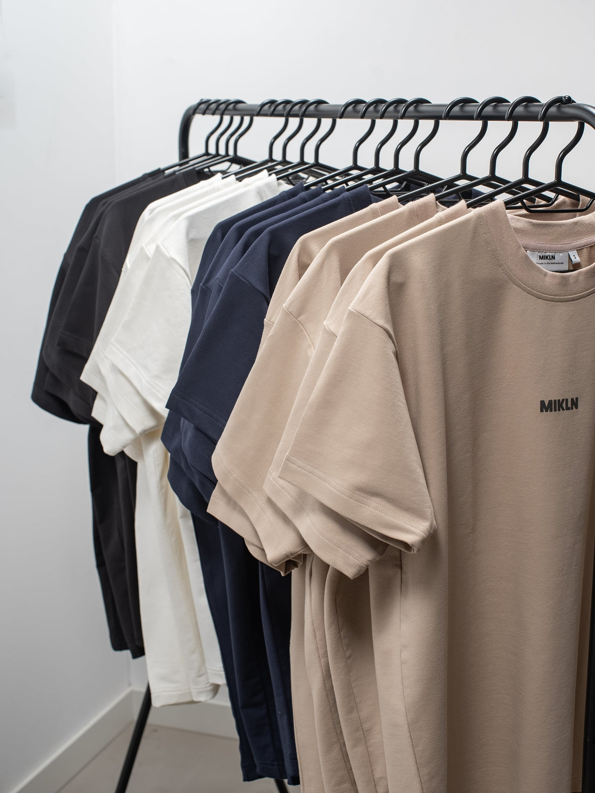 MIKLN Original T-shirt in off-white, premium stof, handgemaakt in Nederland