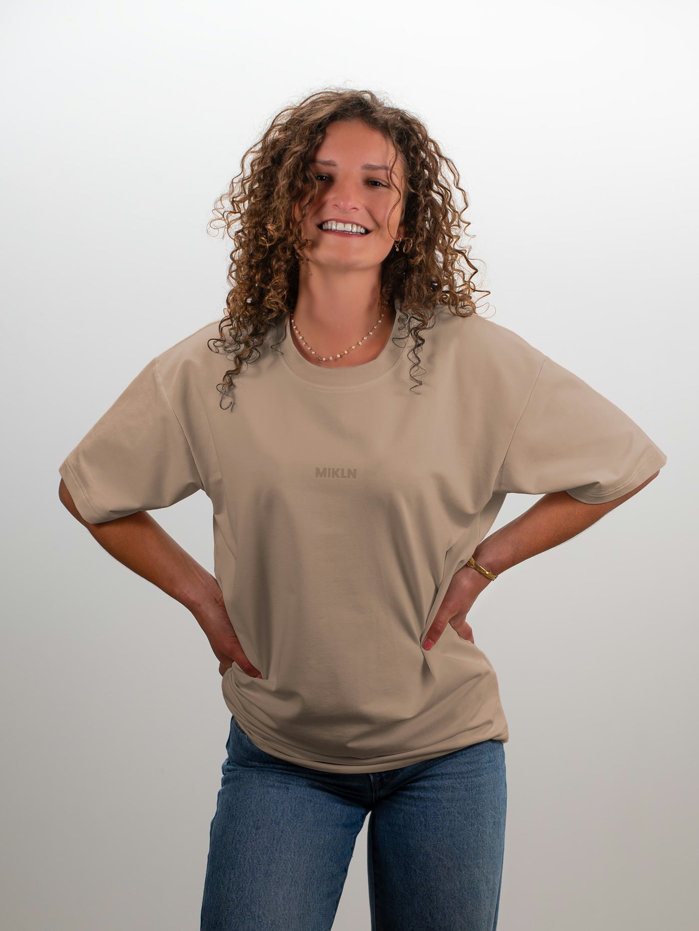 MIKLN T 02 beige T-shirt gedragen door vrouwelijk model, relaxed fit