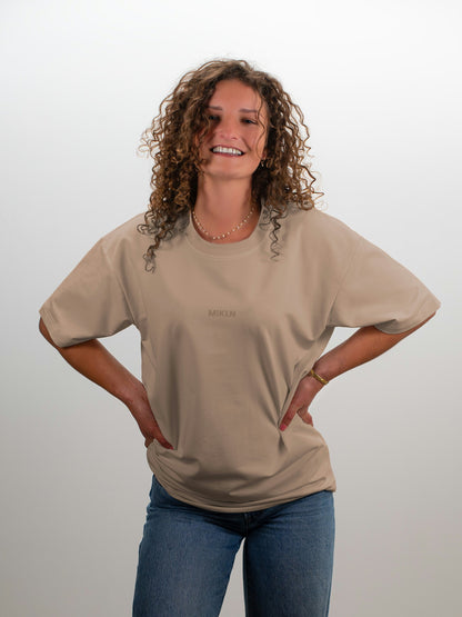 MIKLN T 02 beige T-shirt gedragen door vrouwelijk model, relaxed fit