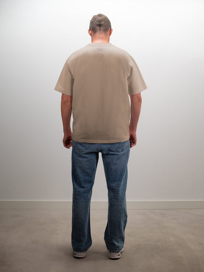 Man draagt het MIKLN Original T-shirt in beige, achterkant