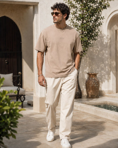 Man draagt het MIKLN Original T-shirt in beige, streetstyle