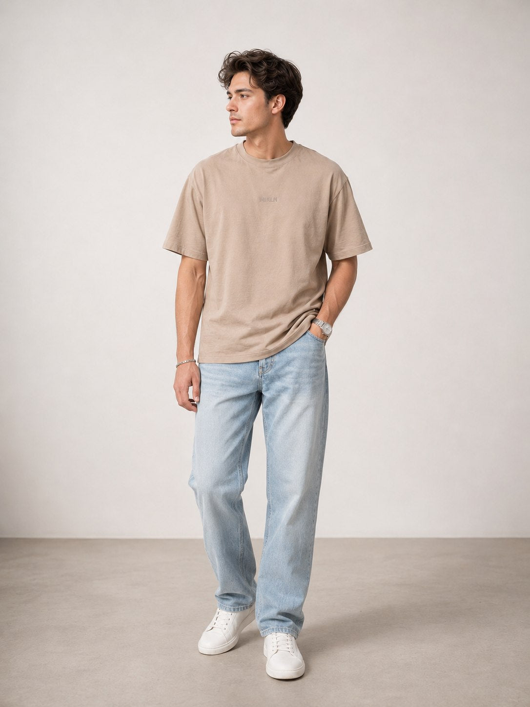 Man draagt het MIKLN Original T-shirt in beige met relaxed fit