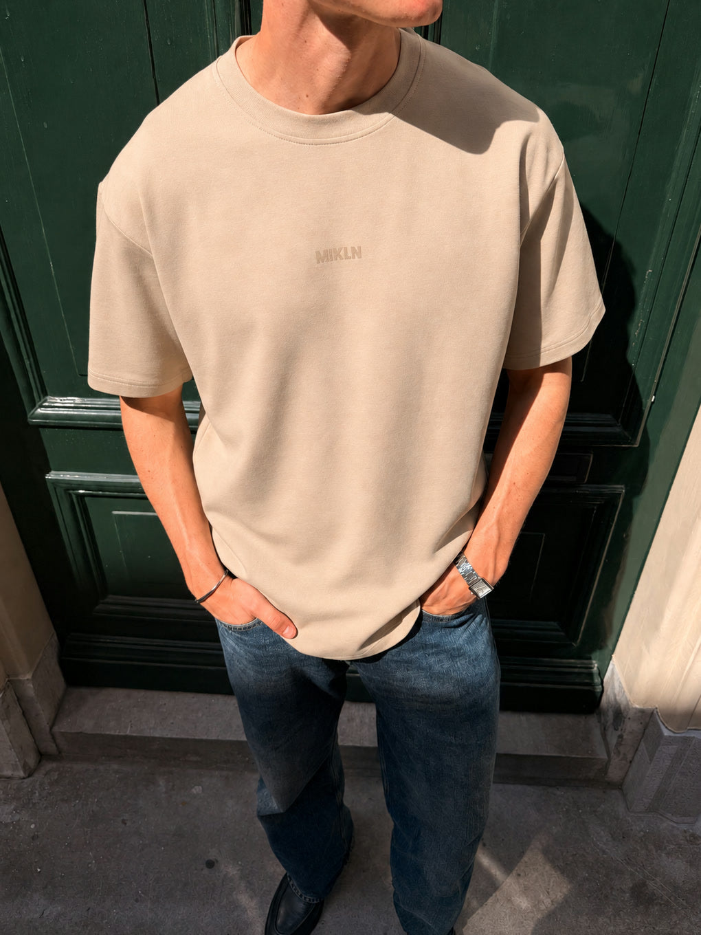 MIKLN T 02 beige T-shirt close-up pasvorm met ton-sur-ton logo