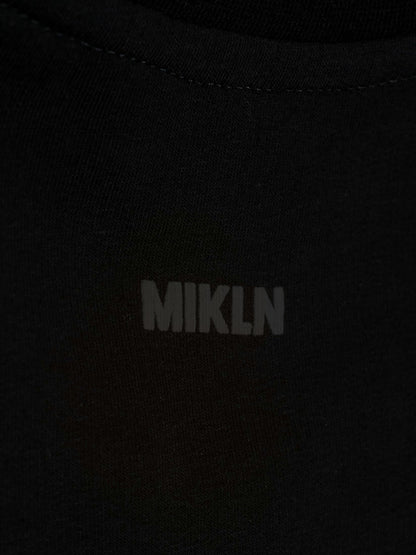 MIKLN T 02 zwart close-up van het ton-sur-ton logo op de stof