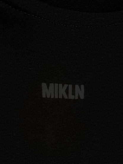 MIKLN T 02 zwart close-up van het ton-sur-ton logo op de stof
