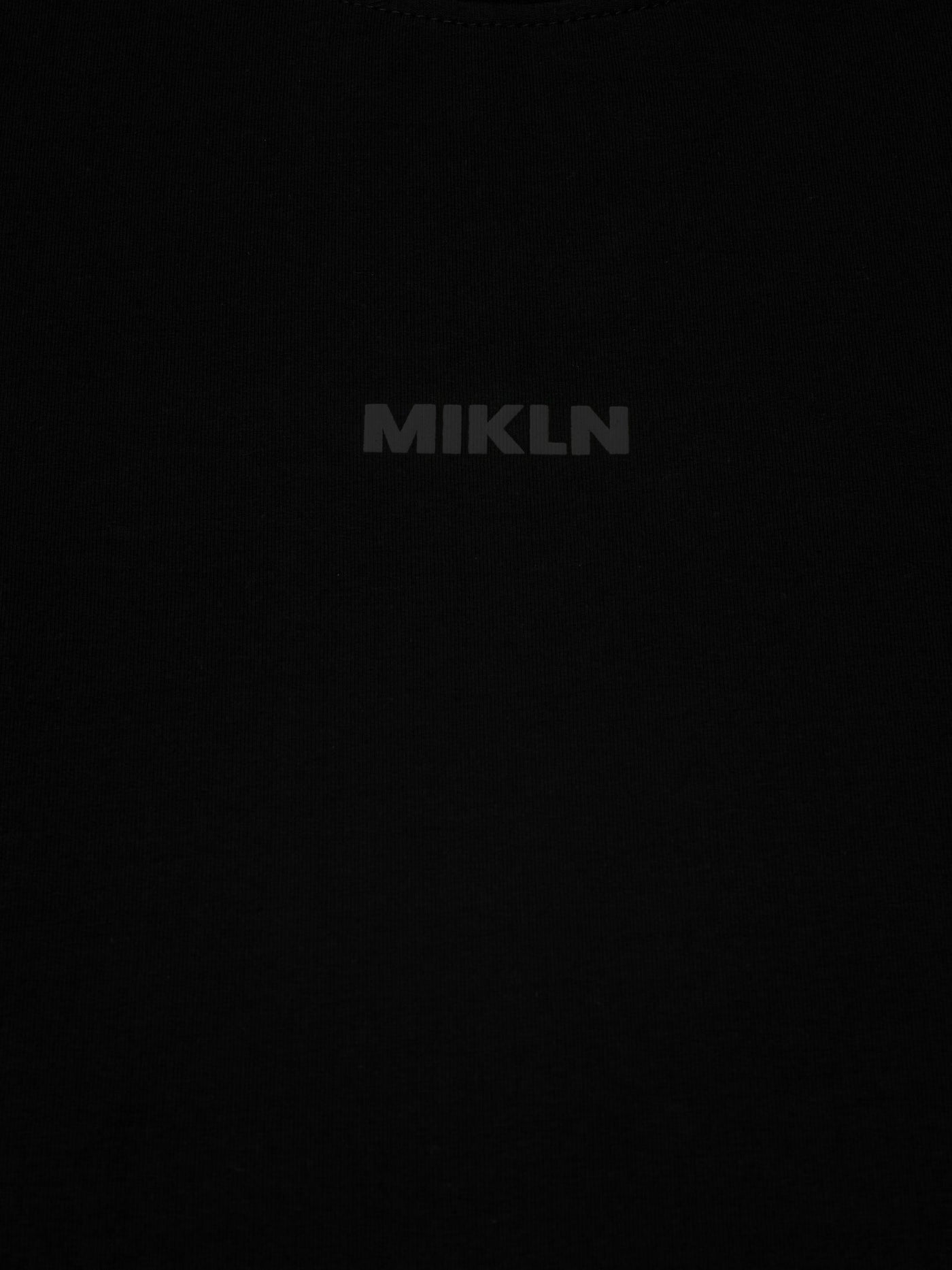 MIKLN T 02 zwart detail van het logo en de stofstructuur