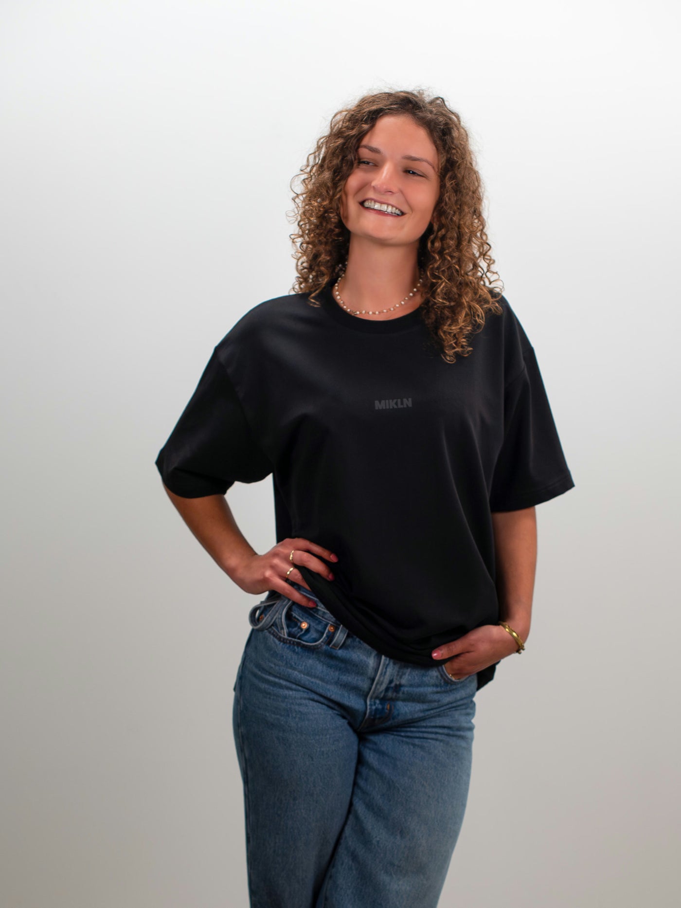 MIKLN T 02 zwart T-shirt gedragen door vrouwelijk model, relaxed fit