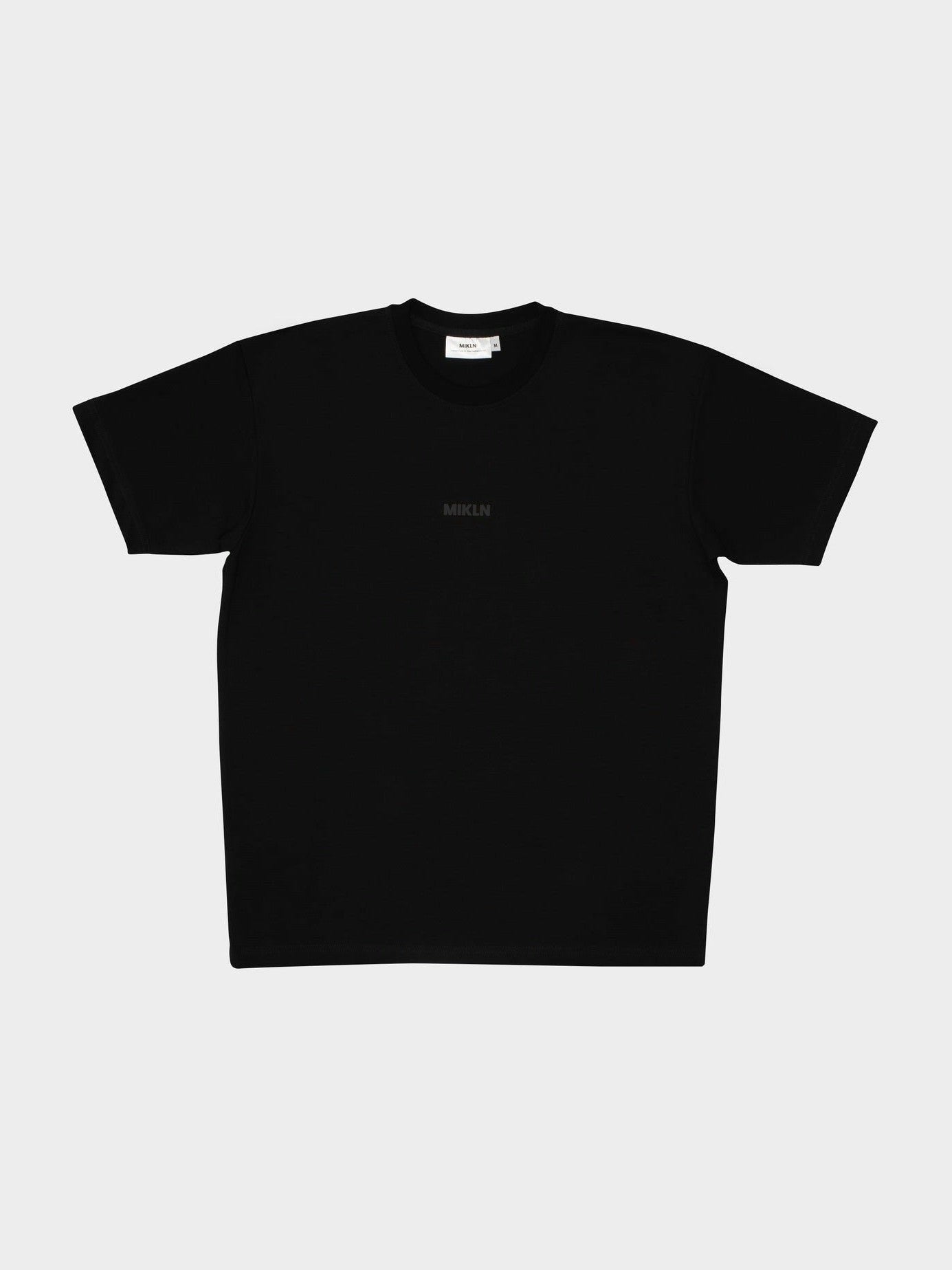 MIKLN T 02 zwart T-shirt vooraanzicht met ton-sur-ton logo