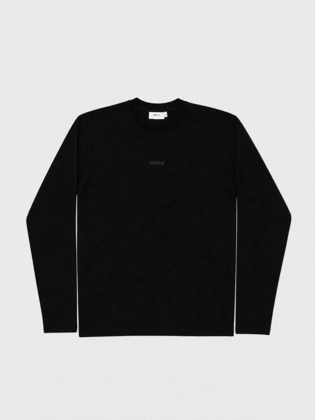 MIKLN T 03 zwarte long sleeve vooraanzicht met ton-sur-ton logo