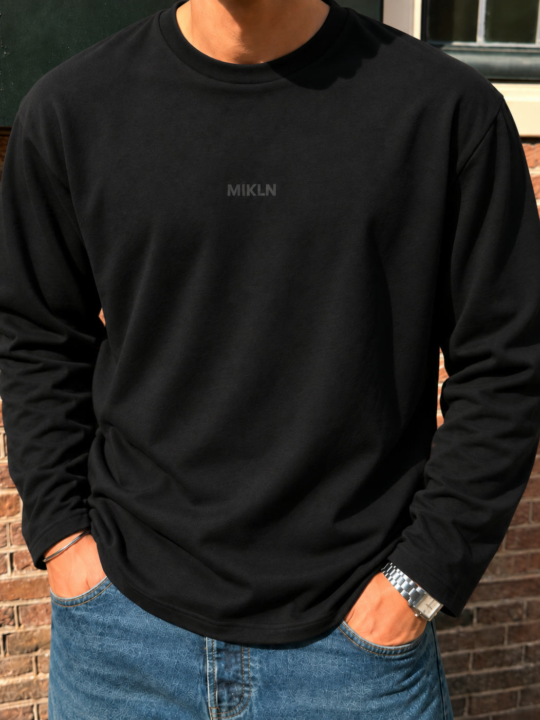 MIKLN T 03 zwarte long sleeve close-up pasvorm met MIKLN logo