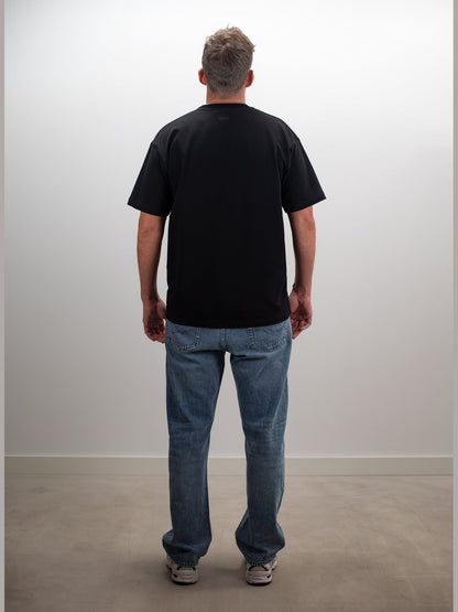 Man draagt het MIKLN Original T-shirt in zwart, achterkant