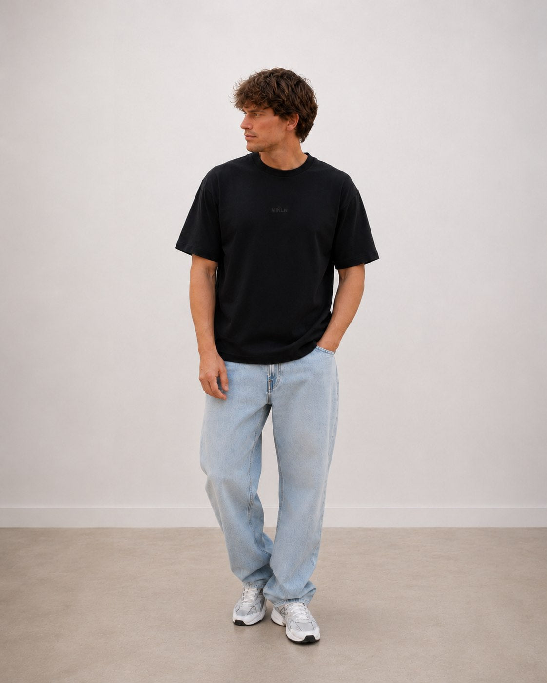 man draagt het mikln original t-shirt in zwart met relaxed fit