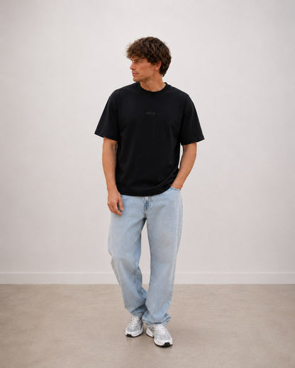 Man draagt het MIKLN Original T-shirt in zwart met relaxed fit