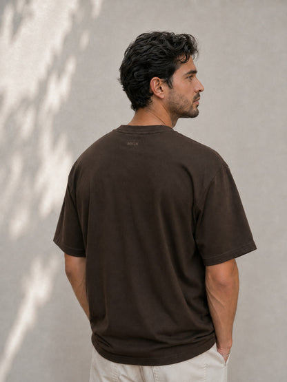 MIKLN T 02 bruin T-shirt achterkant, val van de relaxed fit