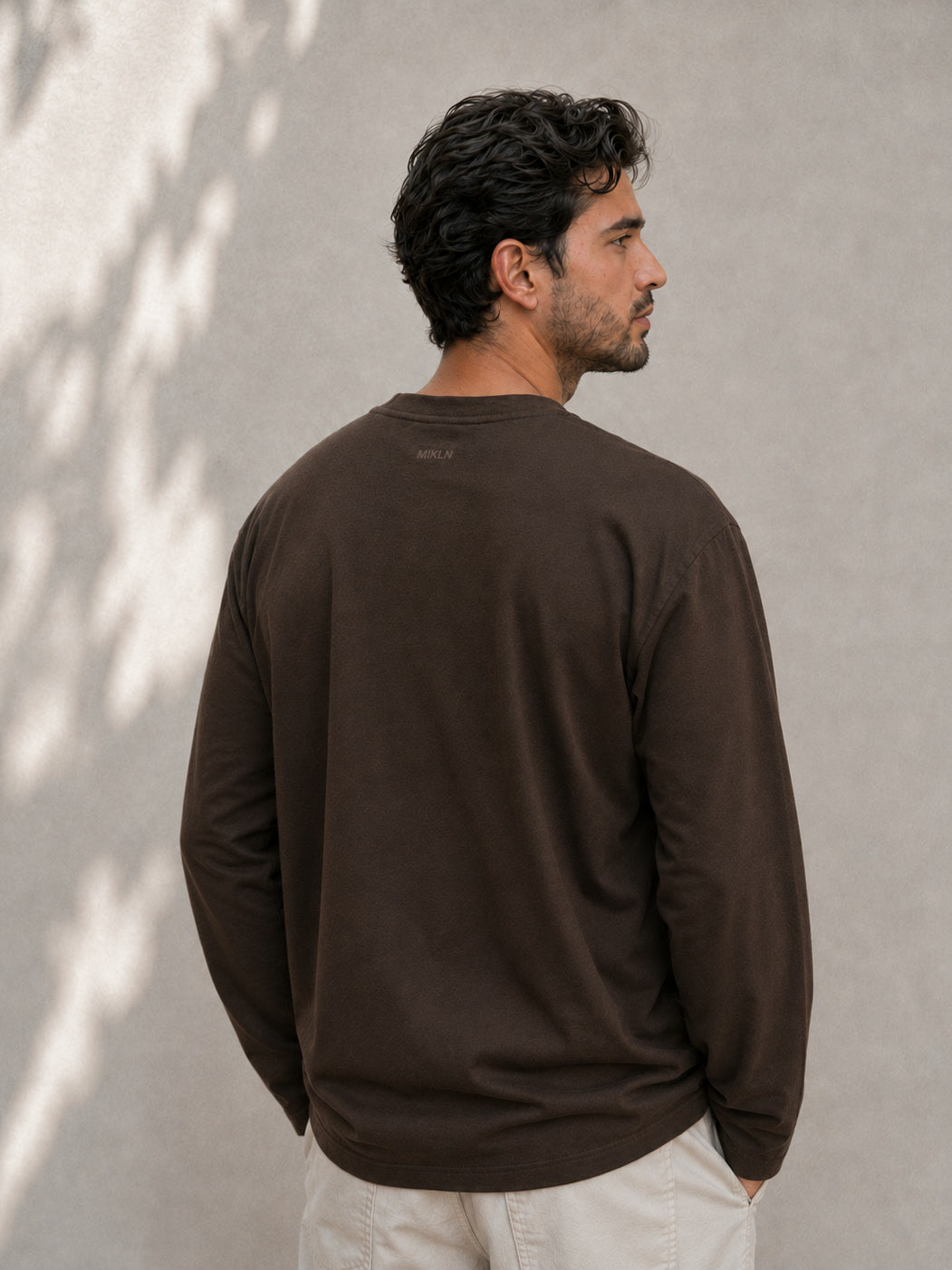 MIKLN T 03 bruine long sleeve achterkant, val van de relaxed fit