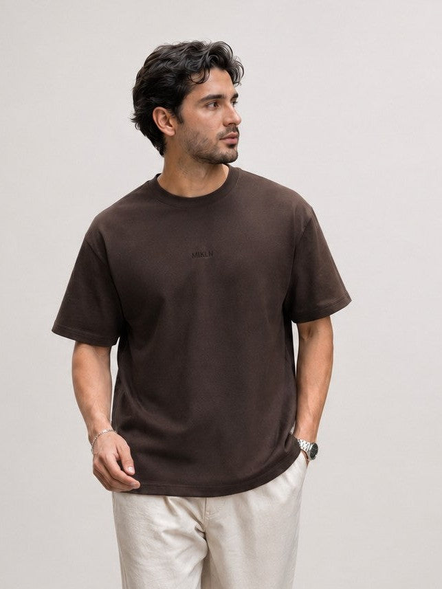 Man draagt het MIKLN Original T-shirt in bruin met relaxed fit