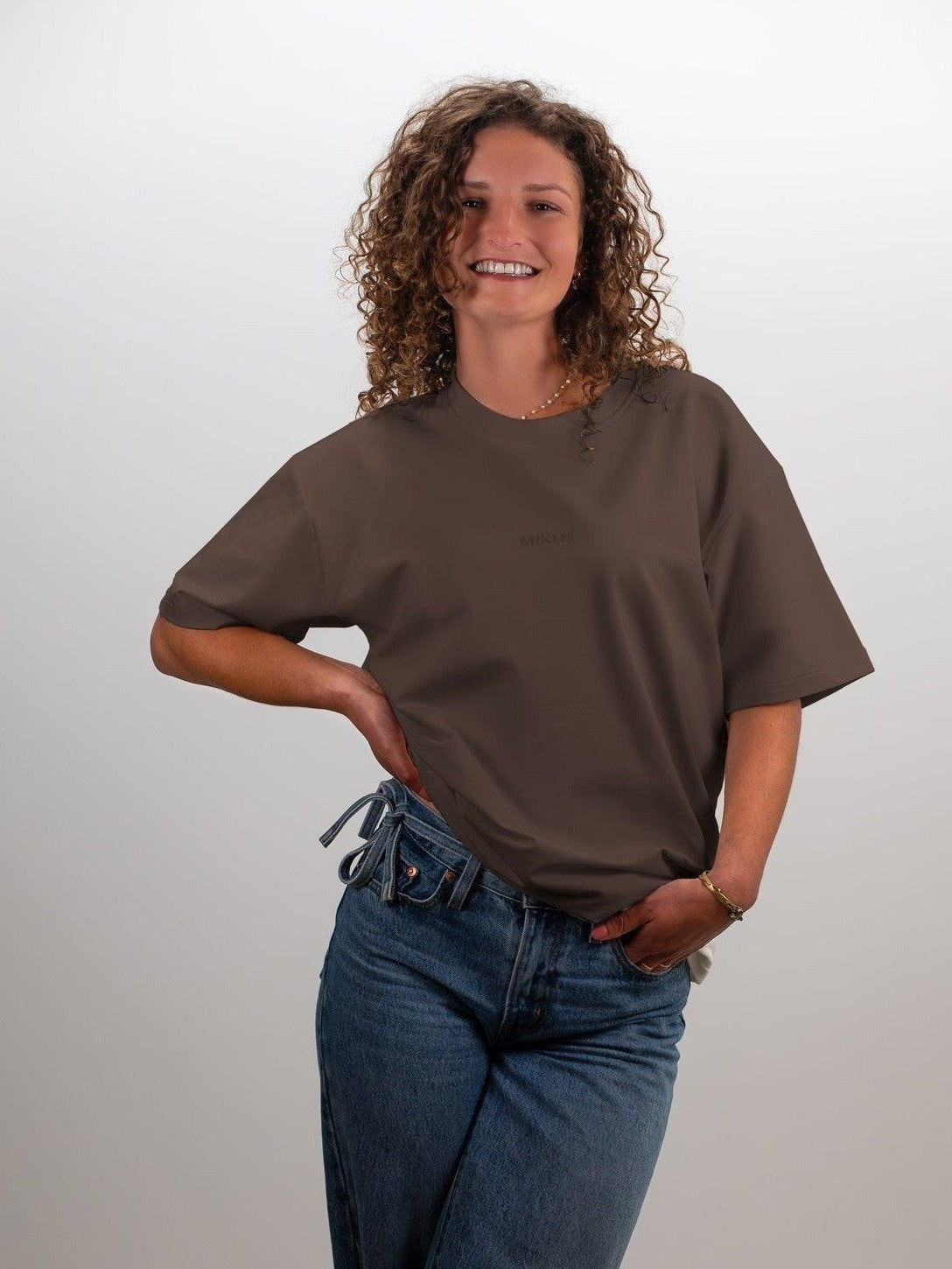 vrouw draagt het mikln original t-shirt in bruin met relaxed fit