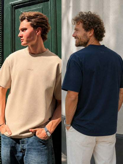 MIKLN T 02 duo-pack navy en beige, beide shirts gedragen op straat