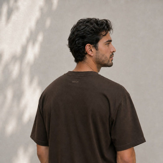 Instagram-post: MIKLN T 02 in bruin van achteren, logo net onder de nek
