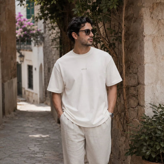 Instagram-post: off-white MIKLN T-shirt met zonnebril in mediterrane straat