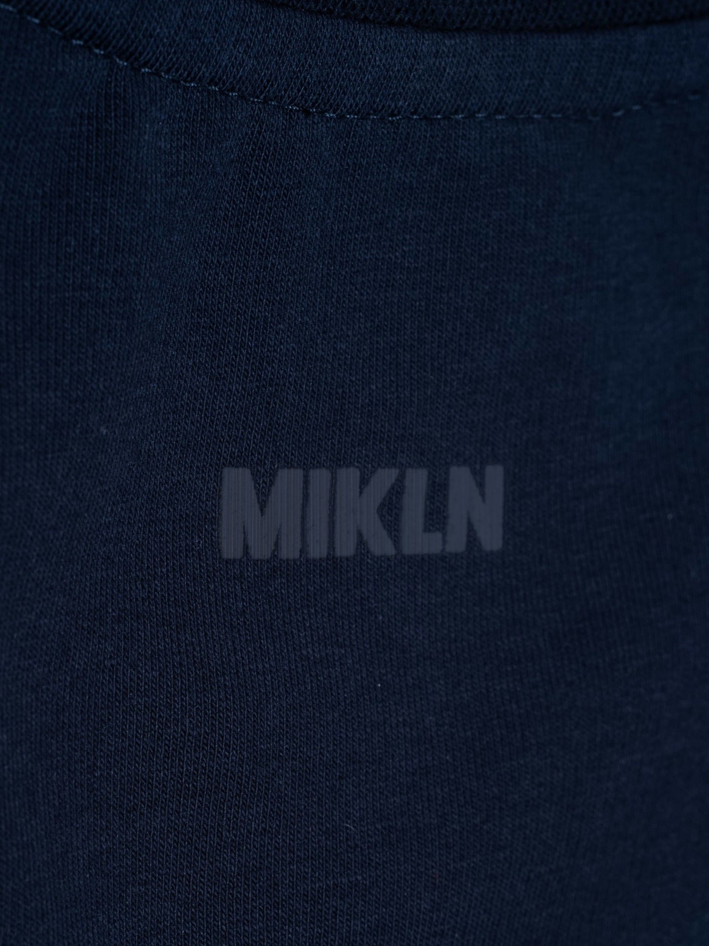 MIKLN T 02 navy close-up van het ton-sur-ton logo op de stof