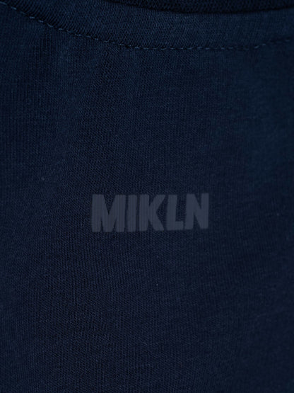 MIKLN T 02 navy close-up van het ton-sur-ton logo op de stof