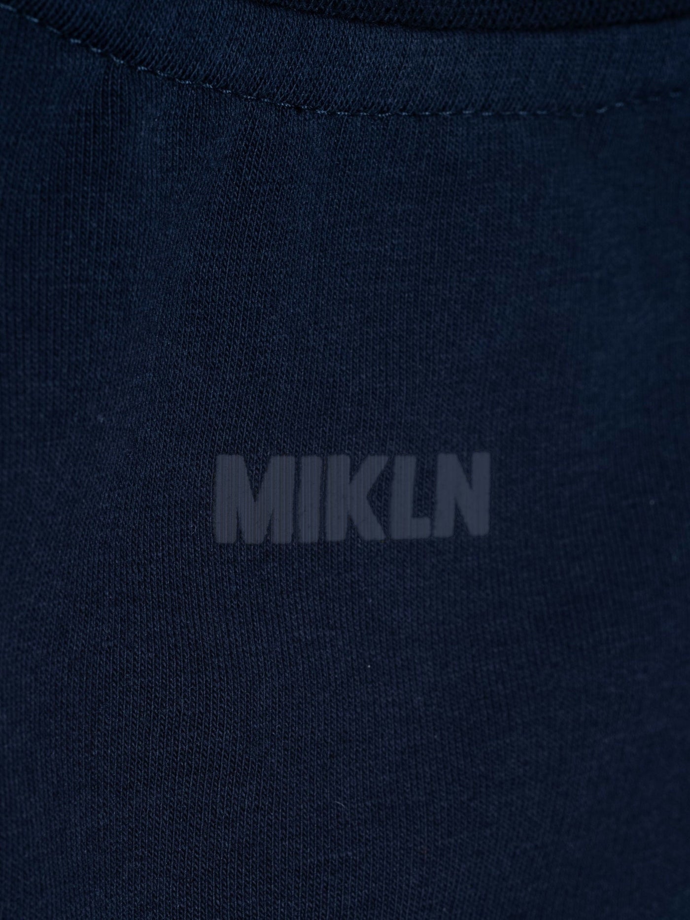 MIKLN T 02 navy close-up van het ton-sur-ton logo op de stof