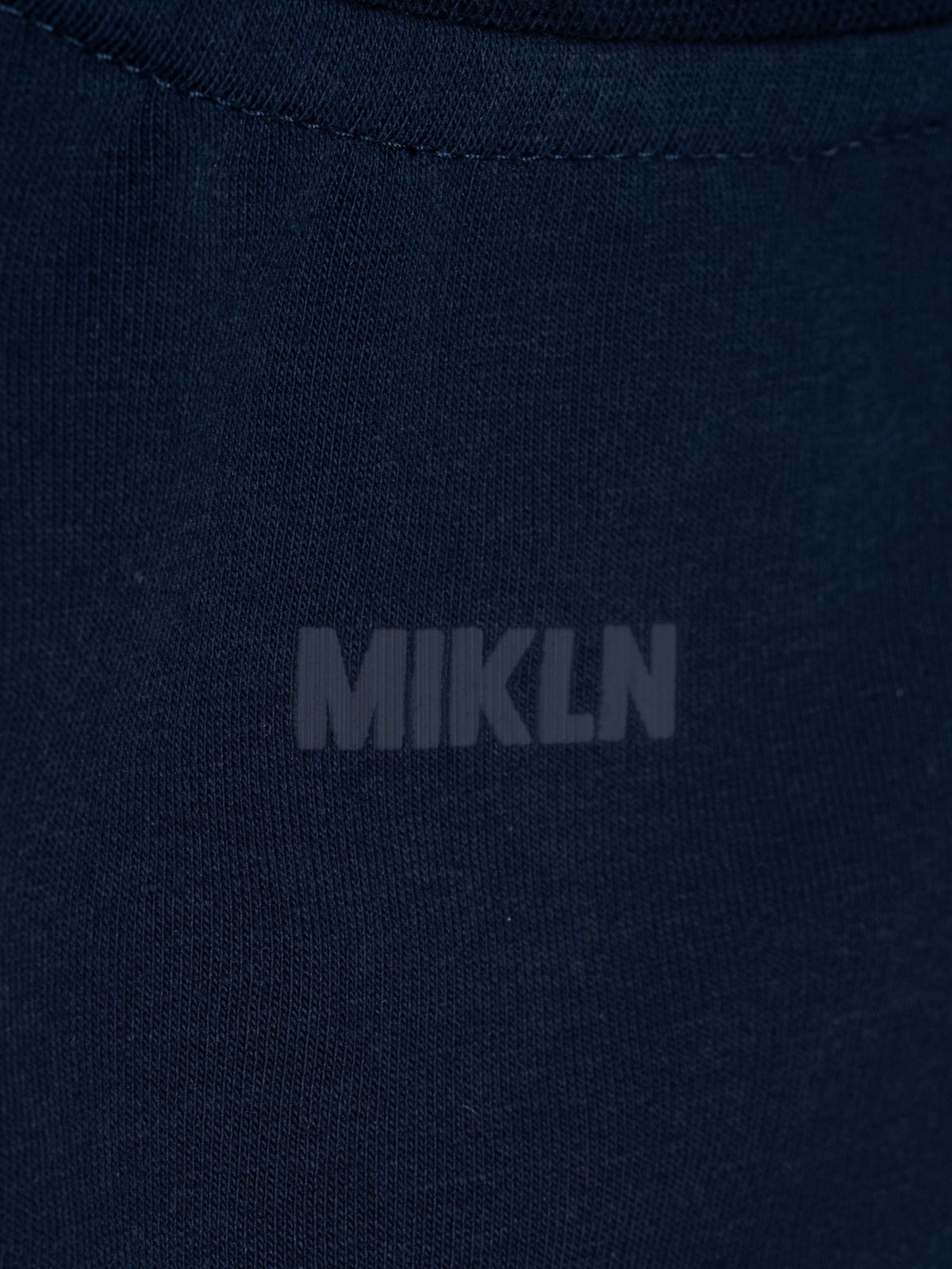 MIKLN T 03 navy long sleeve close-up van het ton-sur-ton logo op de borst