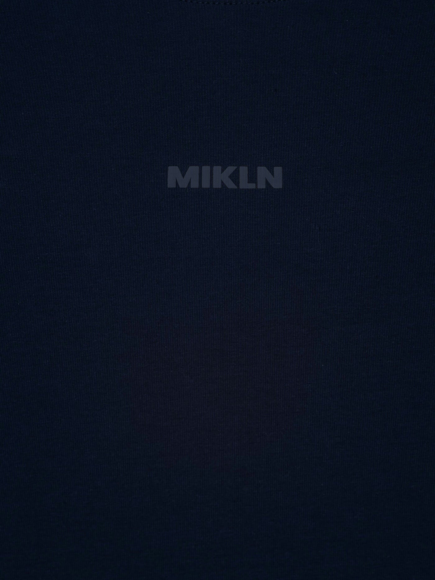 MIKLN T 02 navy detail van het logo en de stofstructuur