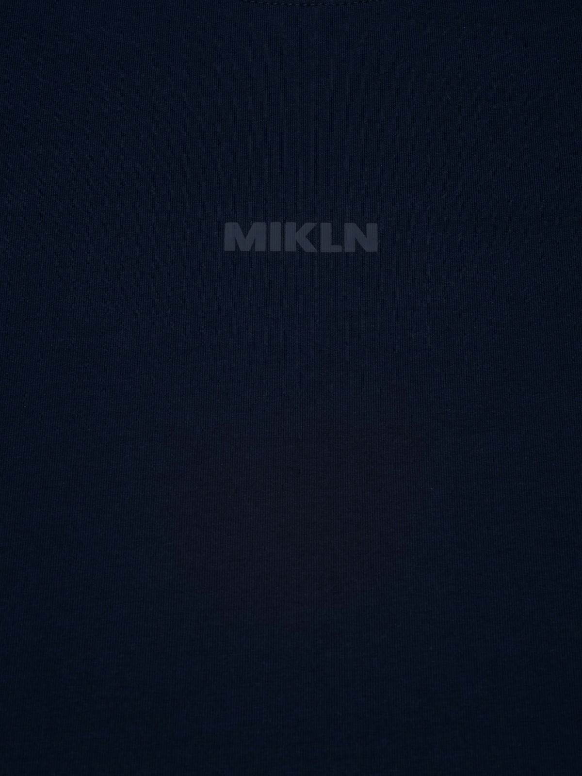 MIKLN T 02 navy detail van het logo en de stofstructuur