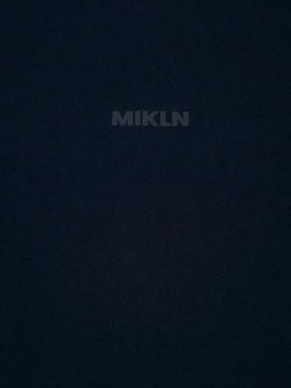 MIKLN T 02 navy detail van het logo en de stofstructuur