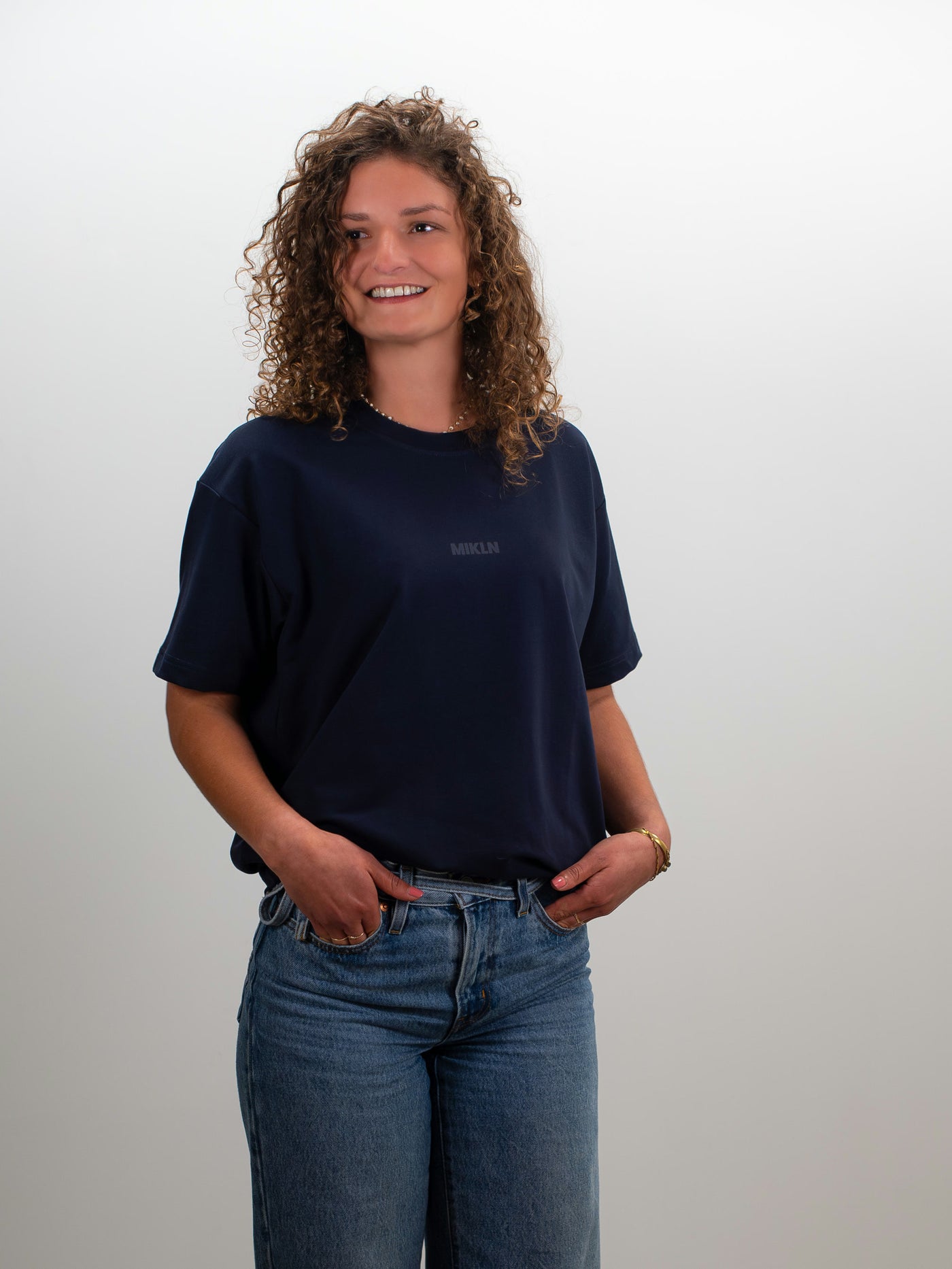 MIKLN T 02 navy T-shirt gedragen door vrouwelijk model, relaxed fit