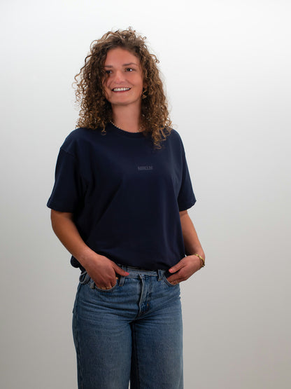 MIKLN T 02 navy T-shirt gedragen door vrouwelijk model, relaxed fit