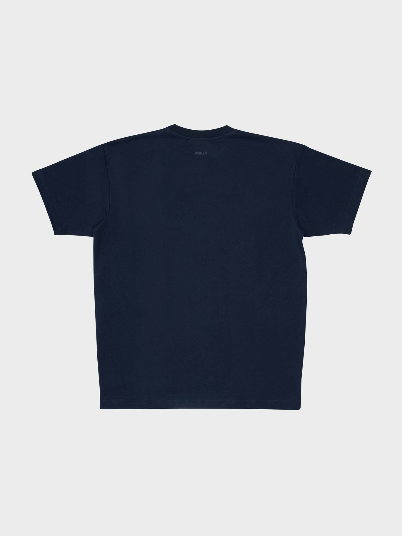 mikln t 02 navy t-shirt achteraanzicht met ton-sur-ton logo bij de nek