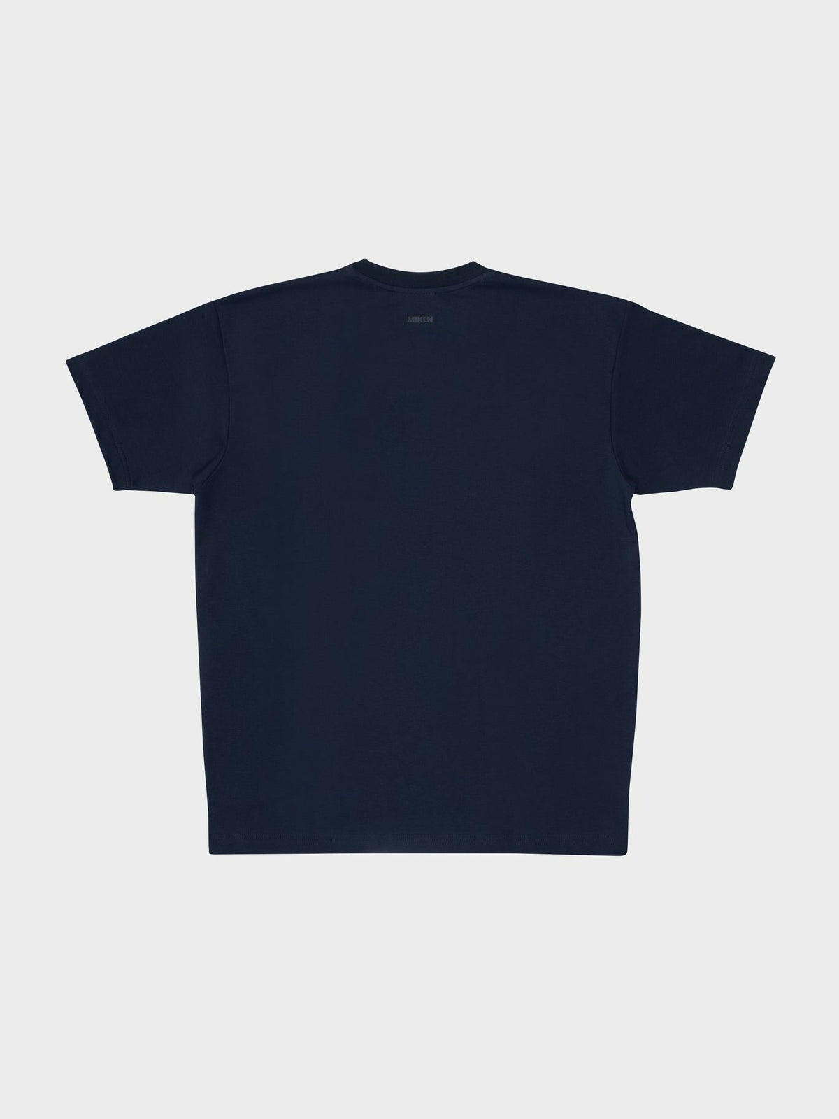 MIKLN T 02 navy T-shirt achteraanzicht met ton-sur-ton logo bij de nek