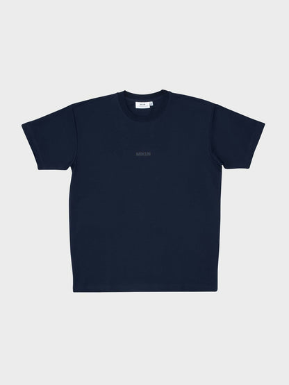 MIKLN T 02 navy T-shirt vooraanzicht met ton-sur-ton logo