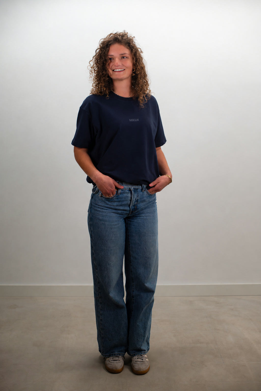 vrouw draagt het mikln original t-shirt in navy met relaxed fit