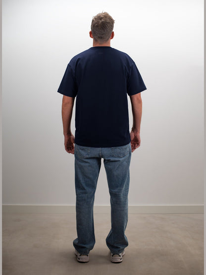 Man draagt het MIKLN Original T-shirt in blauw, achterkant