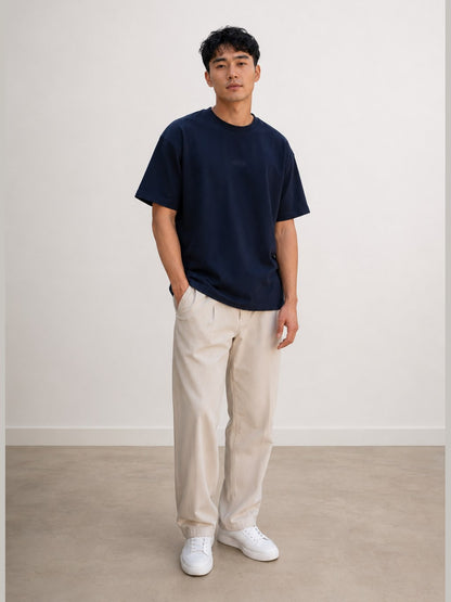 Man draagt het MIKLN Original T-shirt in blauw met relaxed fit
